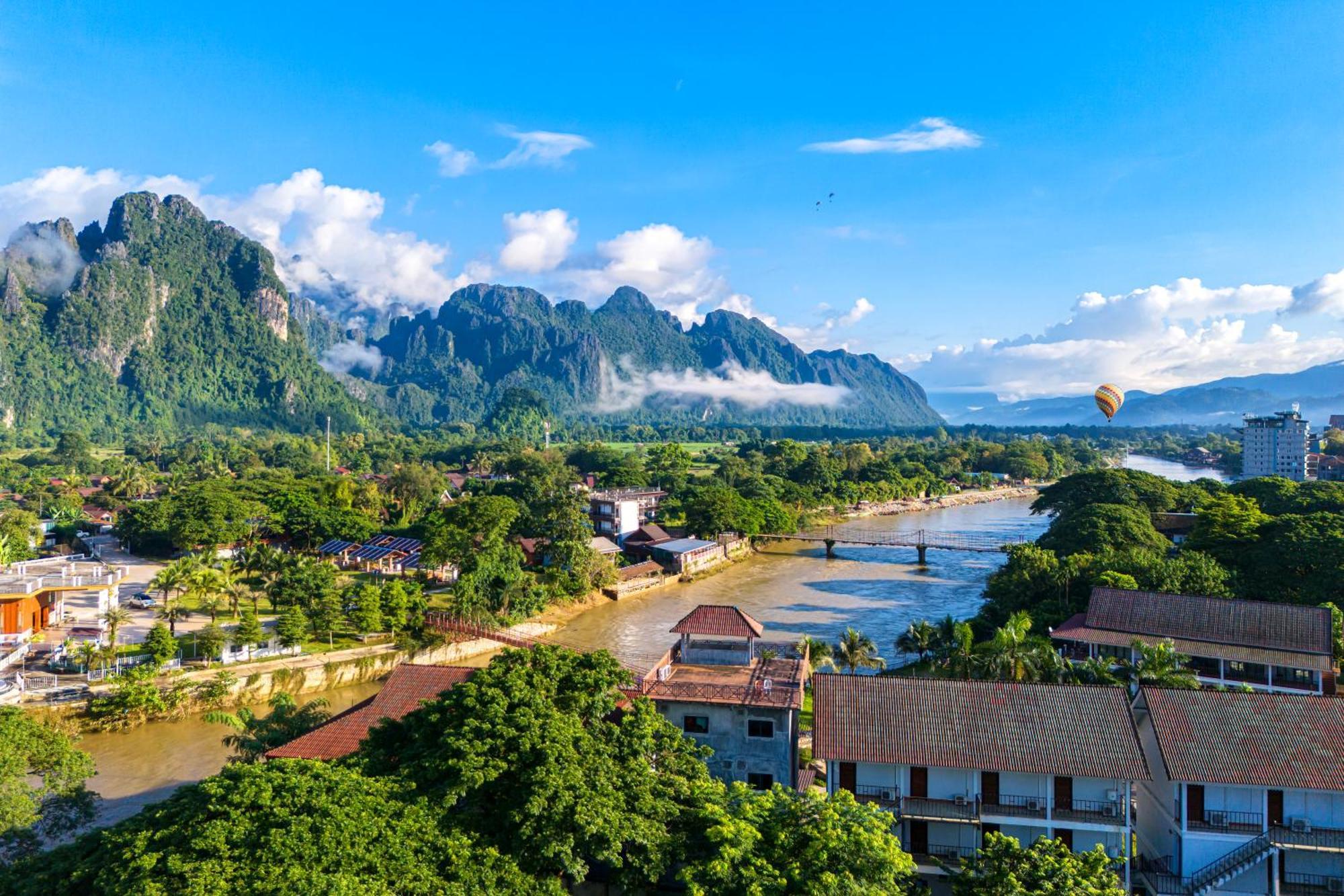Lisha The Grand Riverside Hotel Vang Vieng Buitenkant foto
