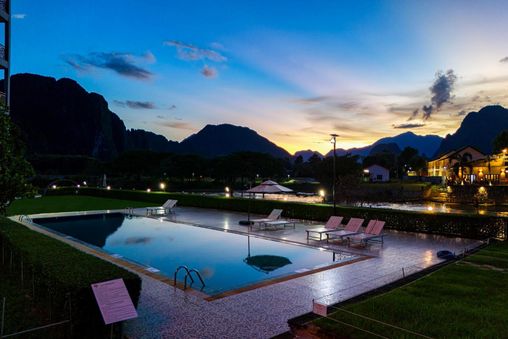 Lisha The Grand Riverside Hotel Vang Vieng Buitenkant foto
