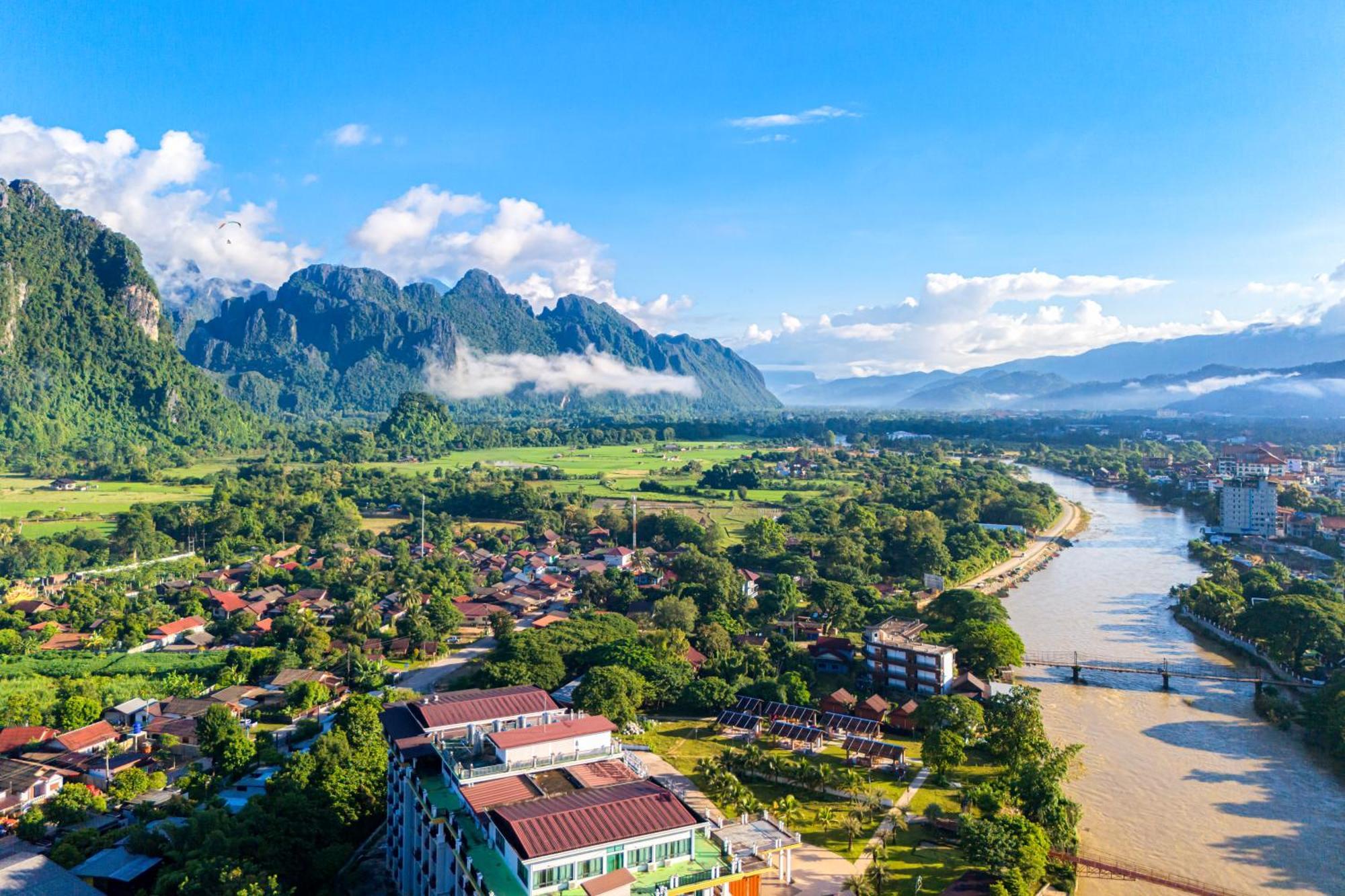 Lisha The Grand Riverside Hotel Vang Vieng Buitenkant foto