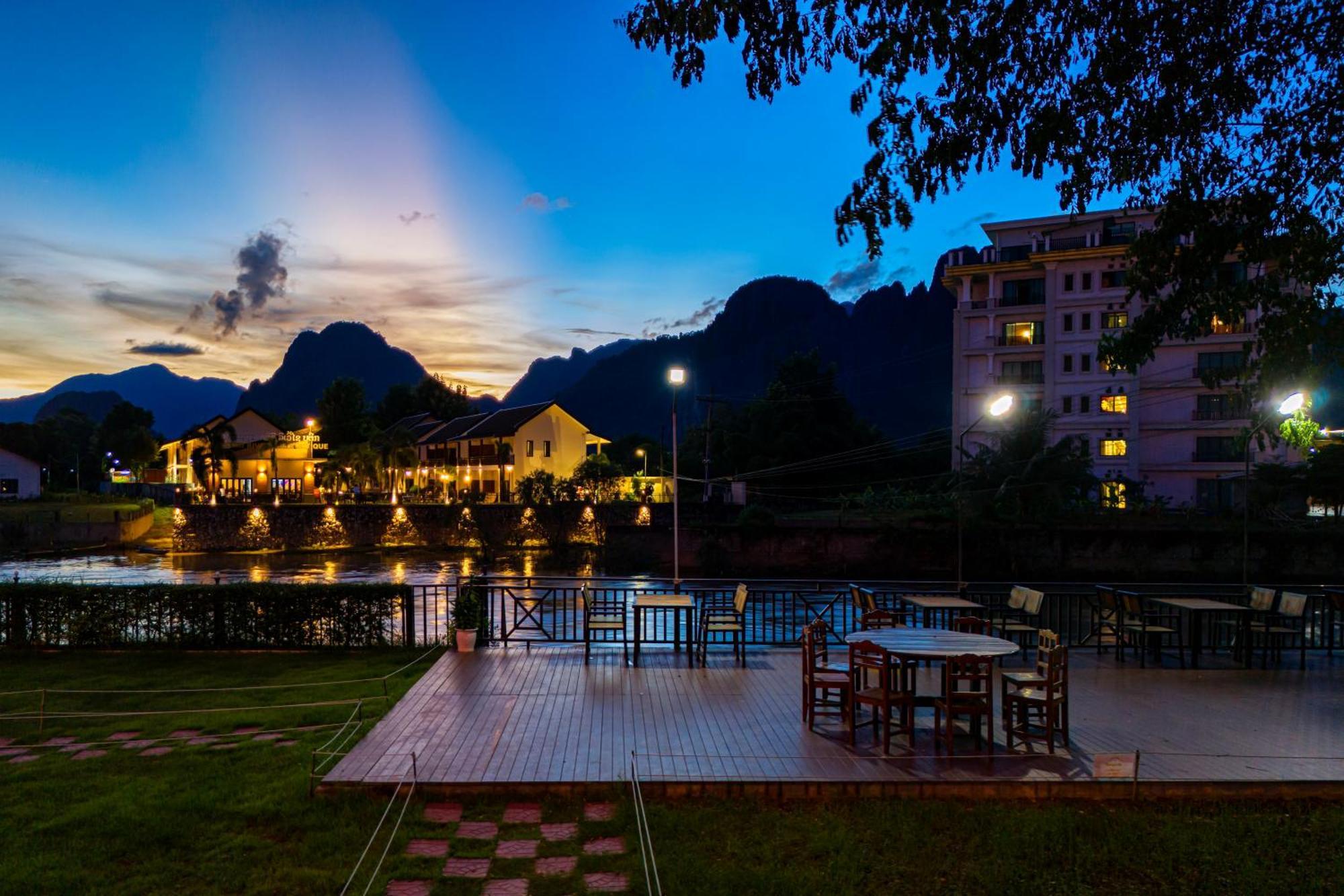 Lisha The Grand Riverside Hotel Vang Vieng Buitenkant foto